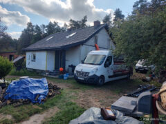 pojazd specjalistyczny przed surowym domem jednorodzinnym